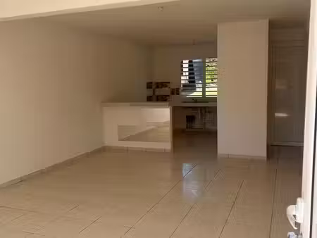 appartement non meublé assez grand disposant de plusieurs pièces
