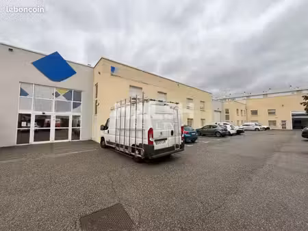 local commercial 967 m²