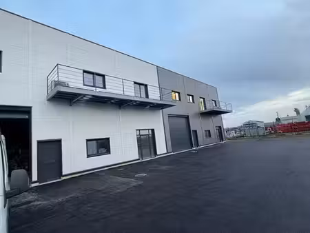 entrepôt avec bureau