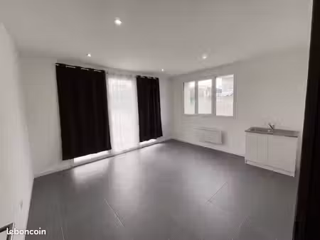 20 m² – local professionnel très lumineux – 20 places de parking – 300 /mois