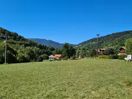 terrain plat constructible avec point d'eau naturel