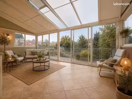 grande maison de ville avec extérieur