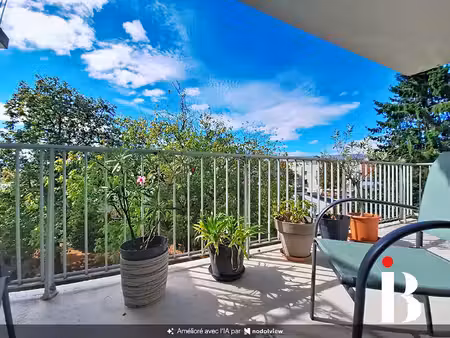 t3 rénové  lumineux avec grand balcon  parking et 2 caves