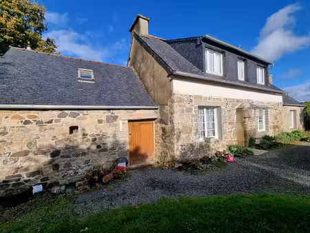 louargat  jolie longère en pierres avec dépendances et 3000 m2 de terrain