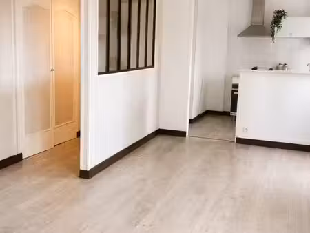 t3 58 m² avec balcon vue meuse – hôtel de ville