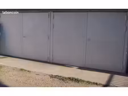 box de stationnement/ stockage dans un immeuble sécurisé