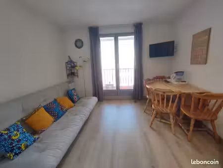 joli studio meublé / vue sur le port
