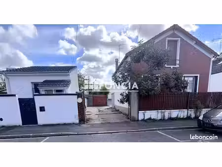 saint-denis – 4 box fermés déjà loués – 480 de loyers mensuels