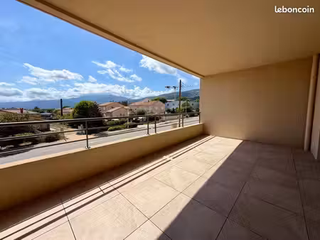 t3 de 70m2 avec terrasse et places de parking privatives