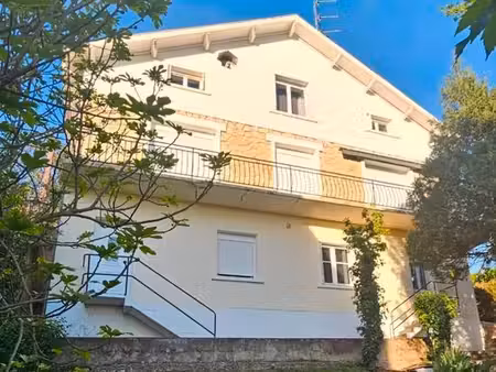 grande maison divisée en 3 logements