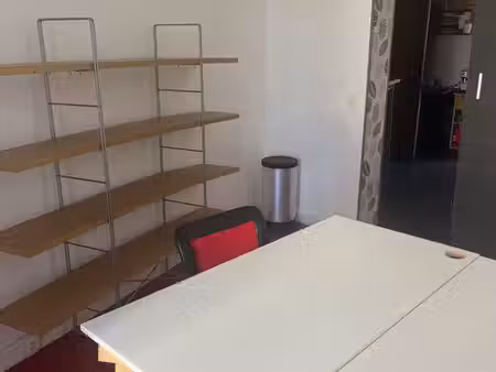 bureau fermé à louer – 10 m² – ds espace de coworking créatif 70m2 à romainville
