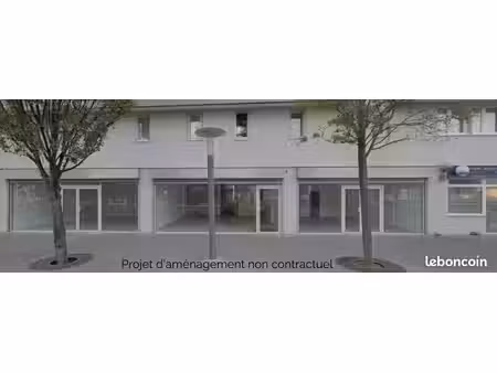 local tous commerce dont restauration. 45 m2  5.60 m. en linéaire de façade  grande baie v