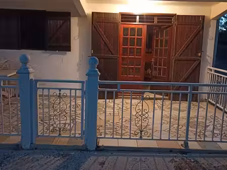 maison en bas de villa   cloturé  jardin 