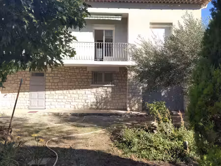 carpentras  dans un quartier résidentiel  maison sur deux ni