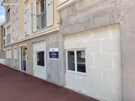 local commercial la queue en brie