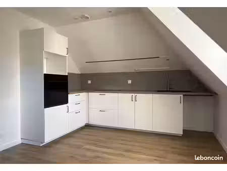 à louer – t3 mansardé en-cours de rénovation 83m2 hors carrez - murat (15300)