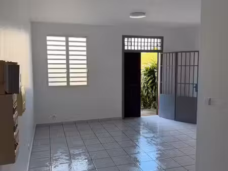 grand t2 de 54 m² rénové  parking — quartier baduel  cayenne