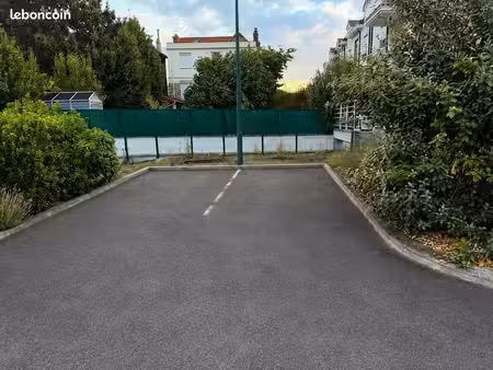place de parking sécurisée – à 200 m de la gare d’eaubonne