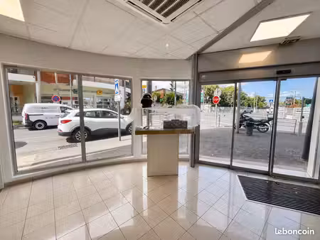 local 107 m² rdc - emplacement n°1 avec parkings privatifs