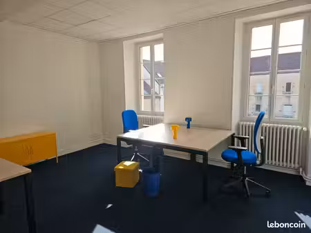 bureau pro pour équipe – lumineux et équipé