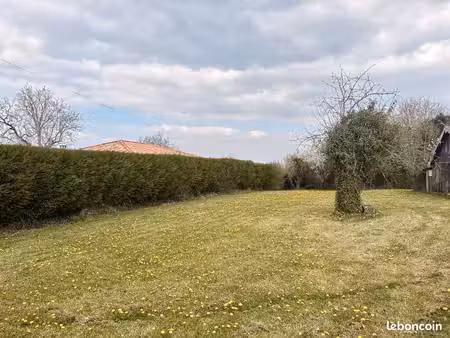 terrain 700 m² atur