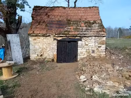 terrain avec bâti en pierre cadastré . non constructible