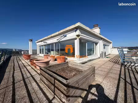 beau t2 toit terrasse avec vue imprenable