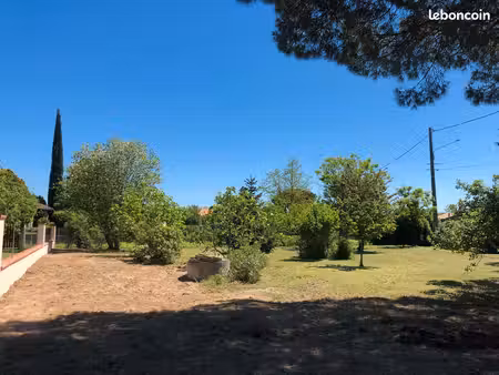 terrain 700m²