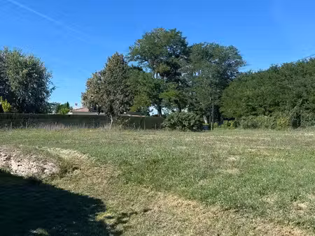 terrain 900 mètres