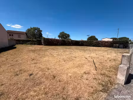 terrain plat de 744m² viabilisé à bâtir