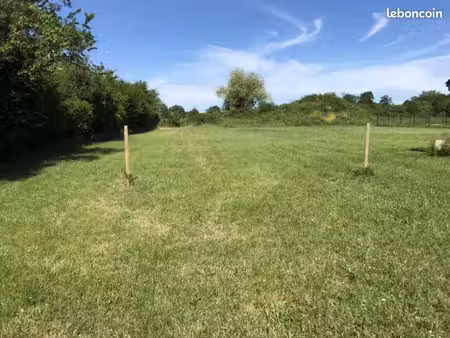 terrain 824 m² pugnac