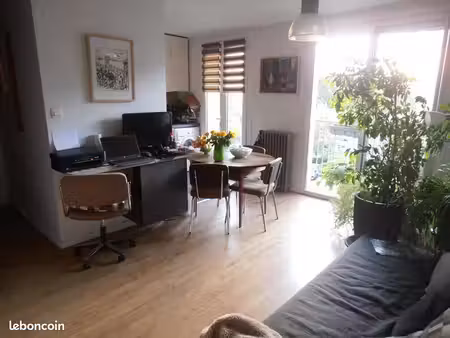appartement 56 m²  3ème étage avec ascenseur  refait avec goût et soin  nombreux rangement