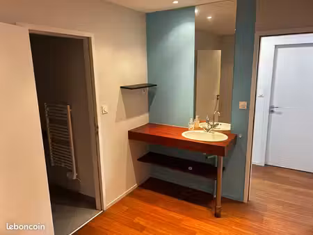 bureau (avec douche) dans un local associatif