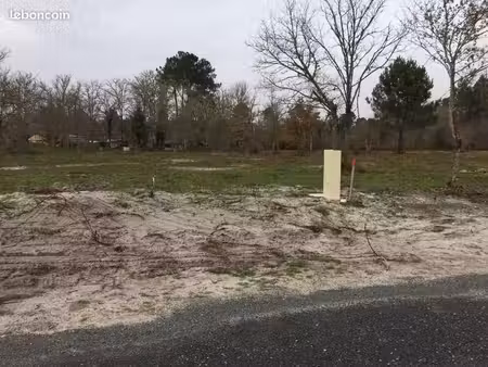 terrain 900 m² auros
