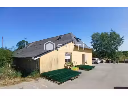 maison en campagne avec 8 chambres  dépendances . activité pension canine