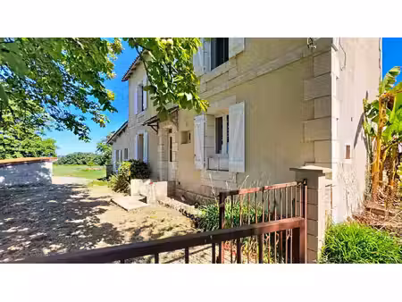 maison en pierre renovée avec grange