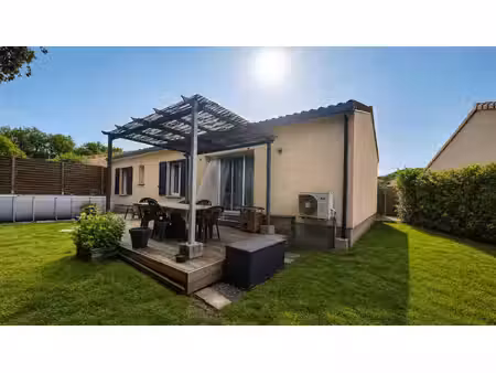 maison de 92 m2 avec trois chambres et un bureau situé a saint quentin de baron sur un ter