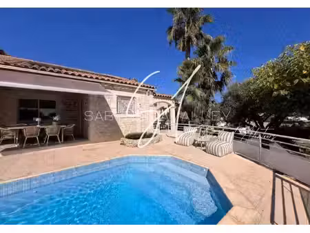 152 m²  931 m² de terrain  une piscine et de beaux volumes… ici  l’espace ne manque pas  l