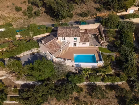 villa à fort potentiel avec piscine et vue panoramique