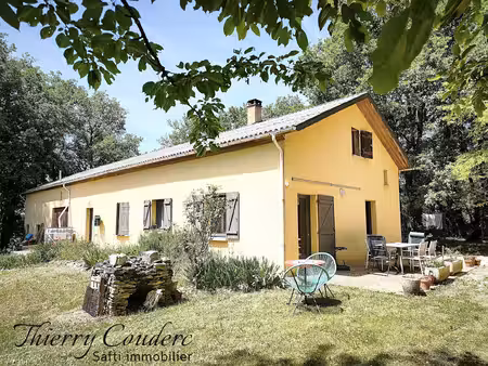 maison au calme avec terrain boisé.