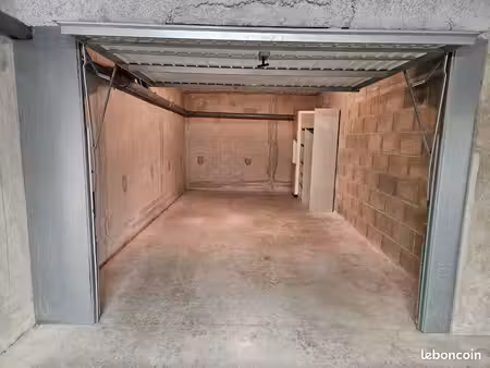 a vendre garage fermé de 20 m2 dans copropriété sécurisé