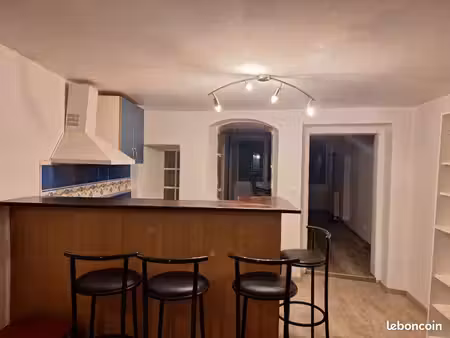 t1 bis 40m2 vue chateau et vieilles prisons