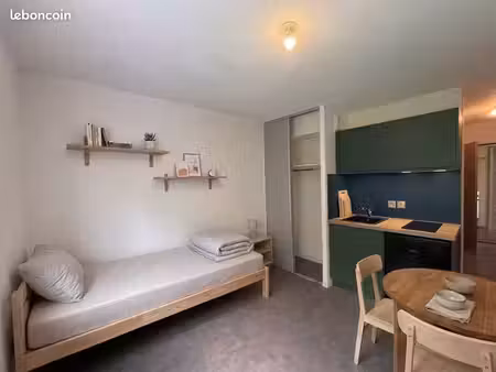studio rénové et meublé dans immeuble récent