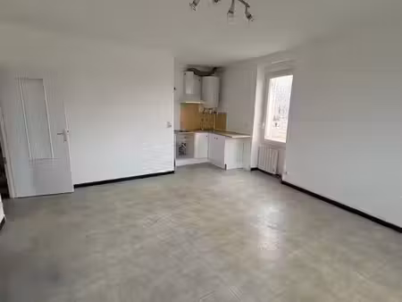 ? à louer – t2 47 m² – face à la gare sncf – proche leclerc – disponible immédiatement