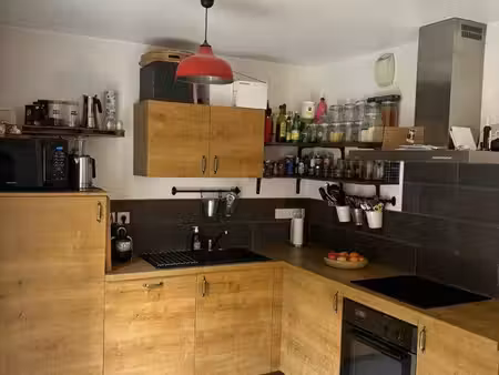 t2 meublé 43 m² – grande terrasse 20 m² – parking sous-sol – centre à pied