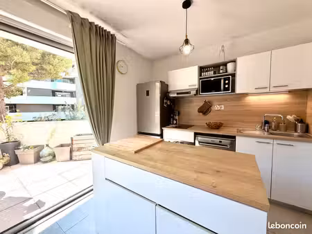 t2 meublé avec clim  chambre 14 m²  terrasse 11 6 m²  parking sous-sol