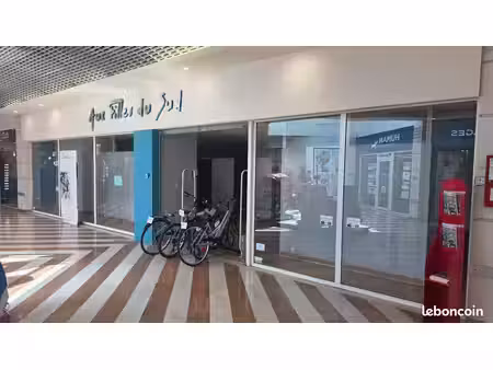 local commercial hypermarche carrefour