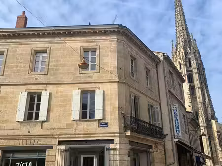 local commercial face à la basilique saint michel