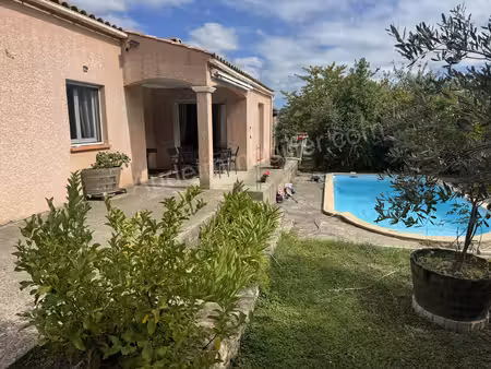 villa de plain-pied avec piscine et grand jardin