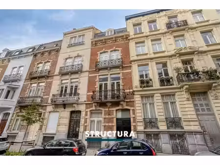 prachtig modern gelijkvloers appartement met een aangename terras/binnenplaats.